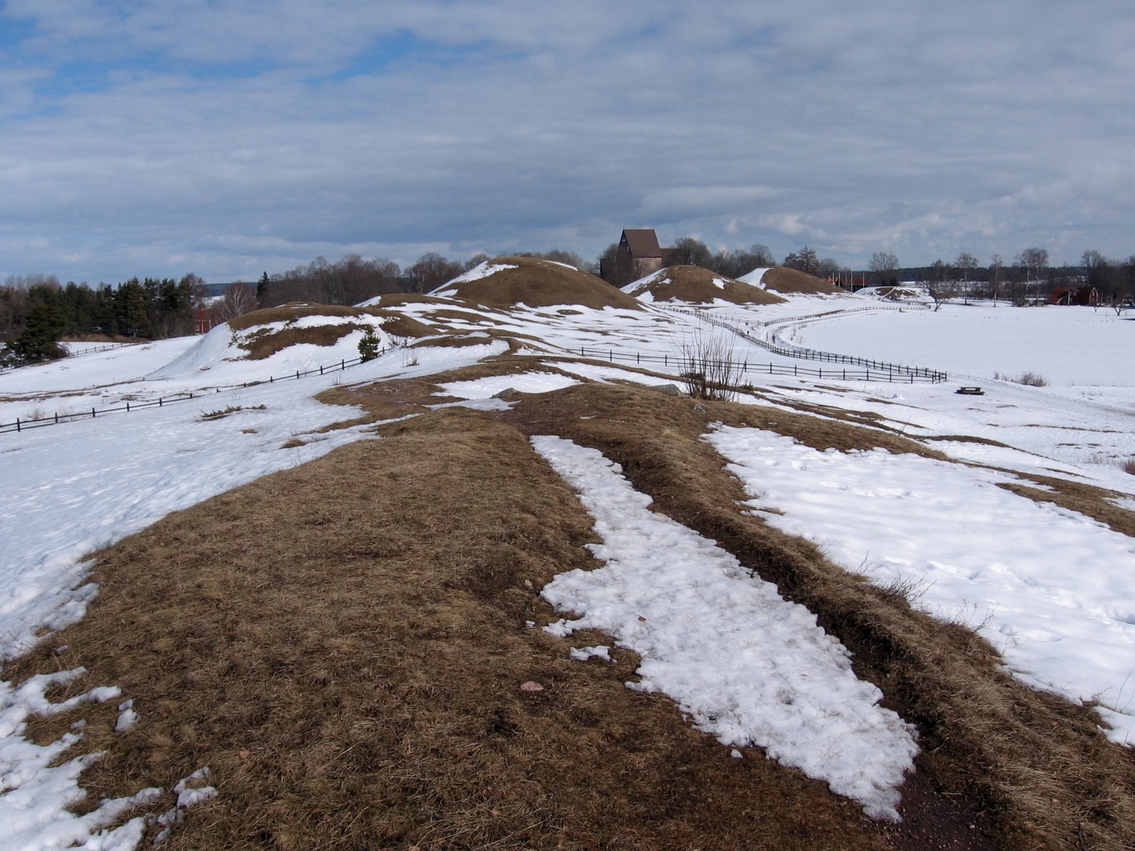 Gamla Uppsala : Est-ce que ce simple village était vraiment le cœur du monde scandinave ?