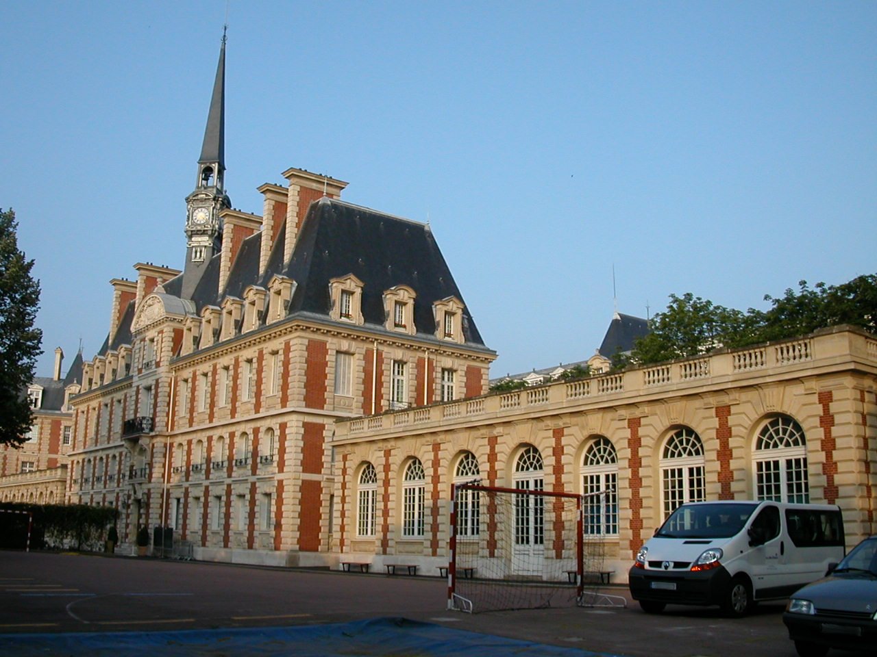 Le lycée Pasteur : une histoire qui change selon les langues ?