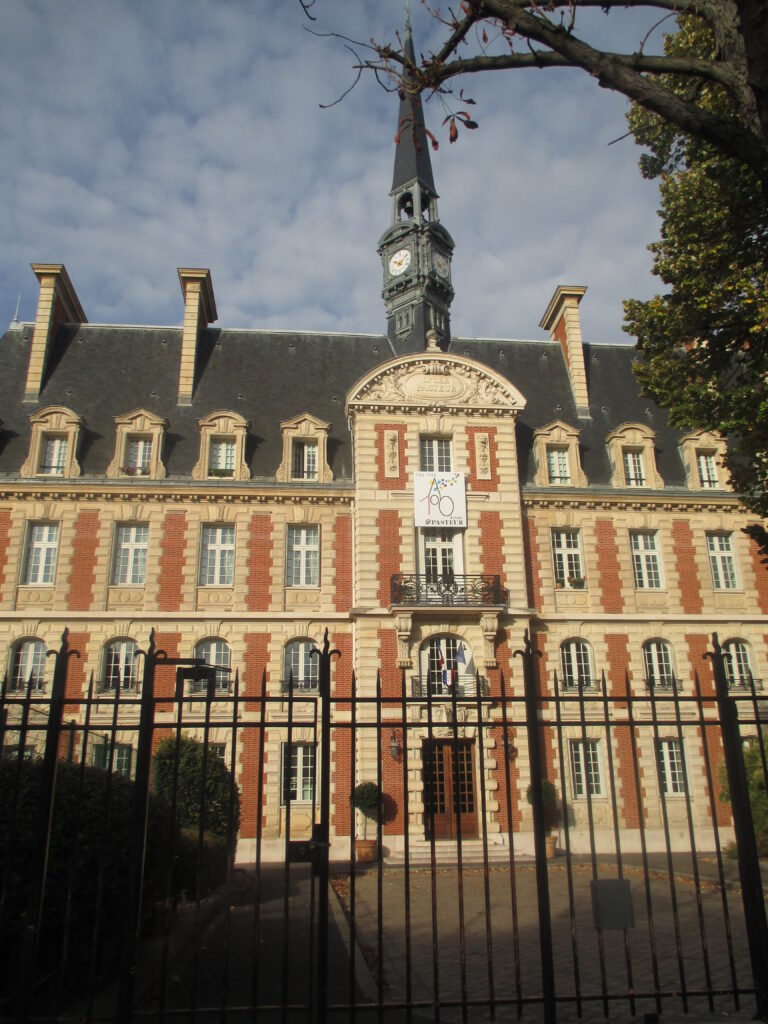 Le lycée Pasteur : une histoire qui change selon les langues ?
