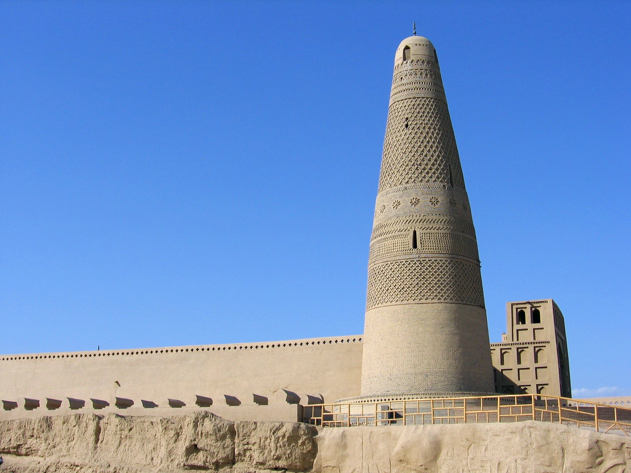 Minaret d'Emin : Une seule histoire, ou des dizaines de versions ?