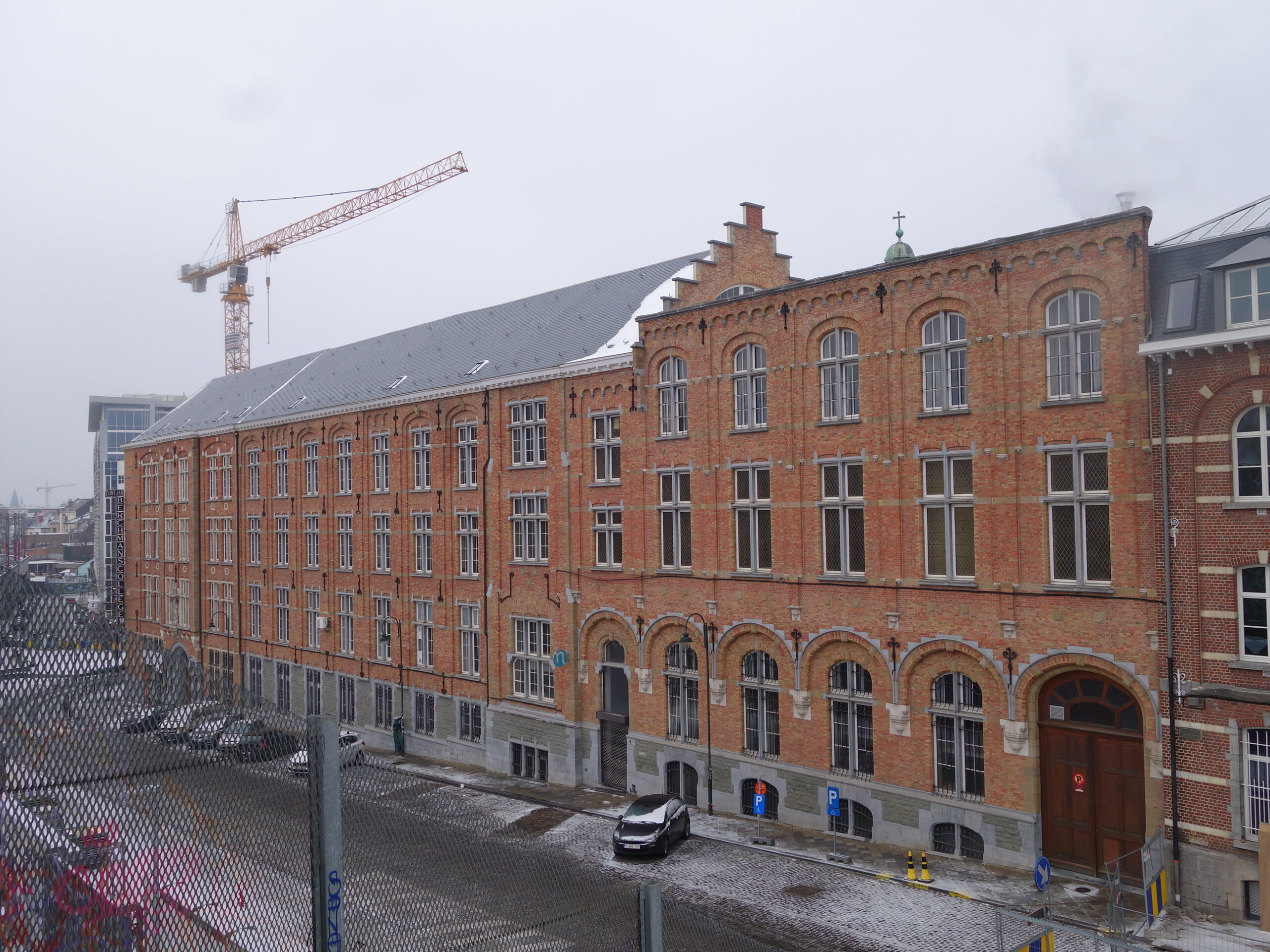 🤔 Pourquoi une même école a-t-elle quatre noms ? Le secret de Bruxelles !