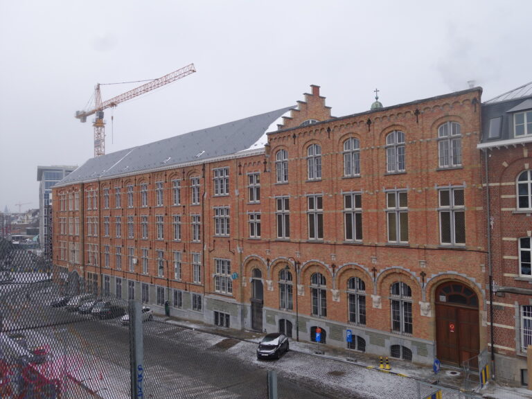 🤔 Pourquoi une même école a-t-elle quatre noms ? Le secret de Bruxelles !
