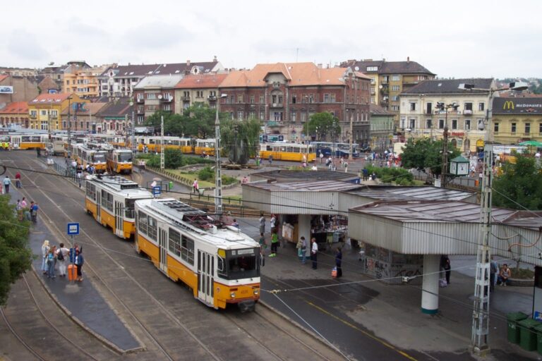 Un nom, mille histoires : le mystère de la place de Budapest