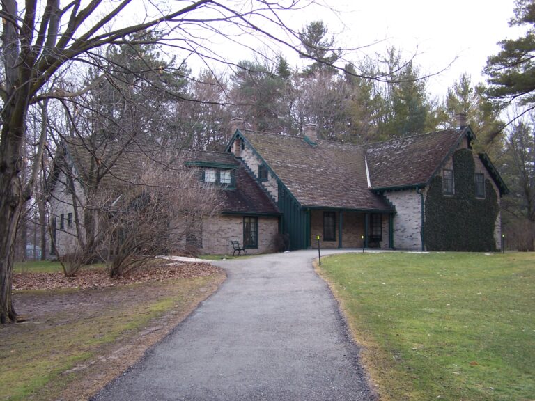 Woodside : Est-ce une simple maison ou un musée de mensonges ?
